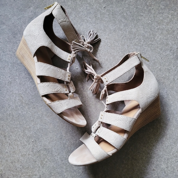 🌟 AUTHENTIC ✨️ UGG Yasmin Gladiator Wedge Sandals (Light Tan Snakeskin) Size 10 - Picture 1 of 14
